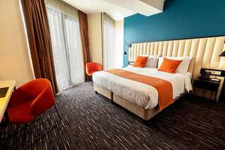 Курортные отели Sevsamora Resort & Spa Saguramo Двухместный номер с 1 кроватью или 2 отдельными кроватями и видом на бассейн-1