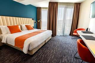 Курортные отели Sevsamora Resort & Spa Saguramo Двухместный номер с 1 кроватью или 2 отдельными кроватями и видом на бассейн-5